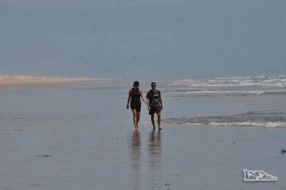 A Ana e o sobrinho Leo, durante a caminhada de Fortim a Canoa Quebrada, no litoral do Ceará